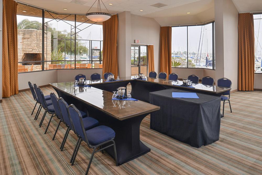 Holiday Express & Harbor By Ihg Ventura