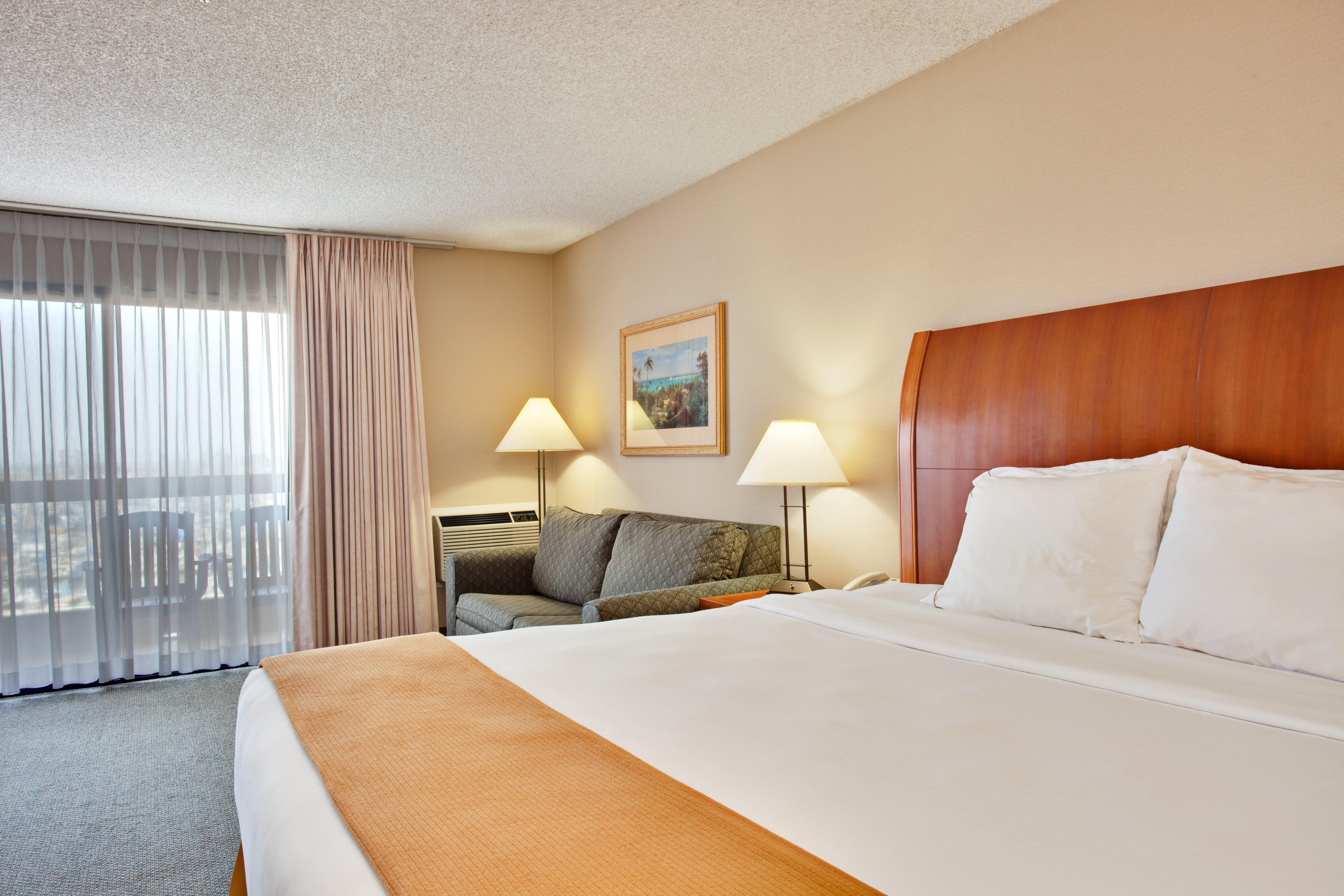 Holiday Express & Harbor By Ihg Hotel Ventura