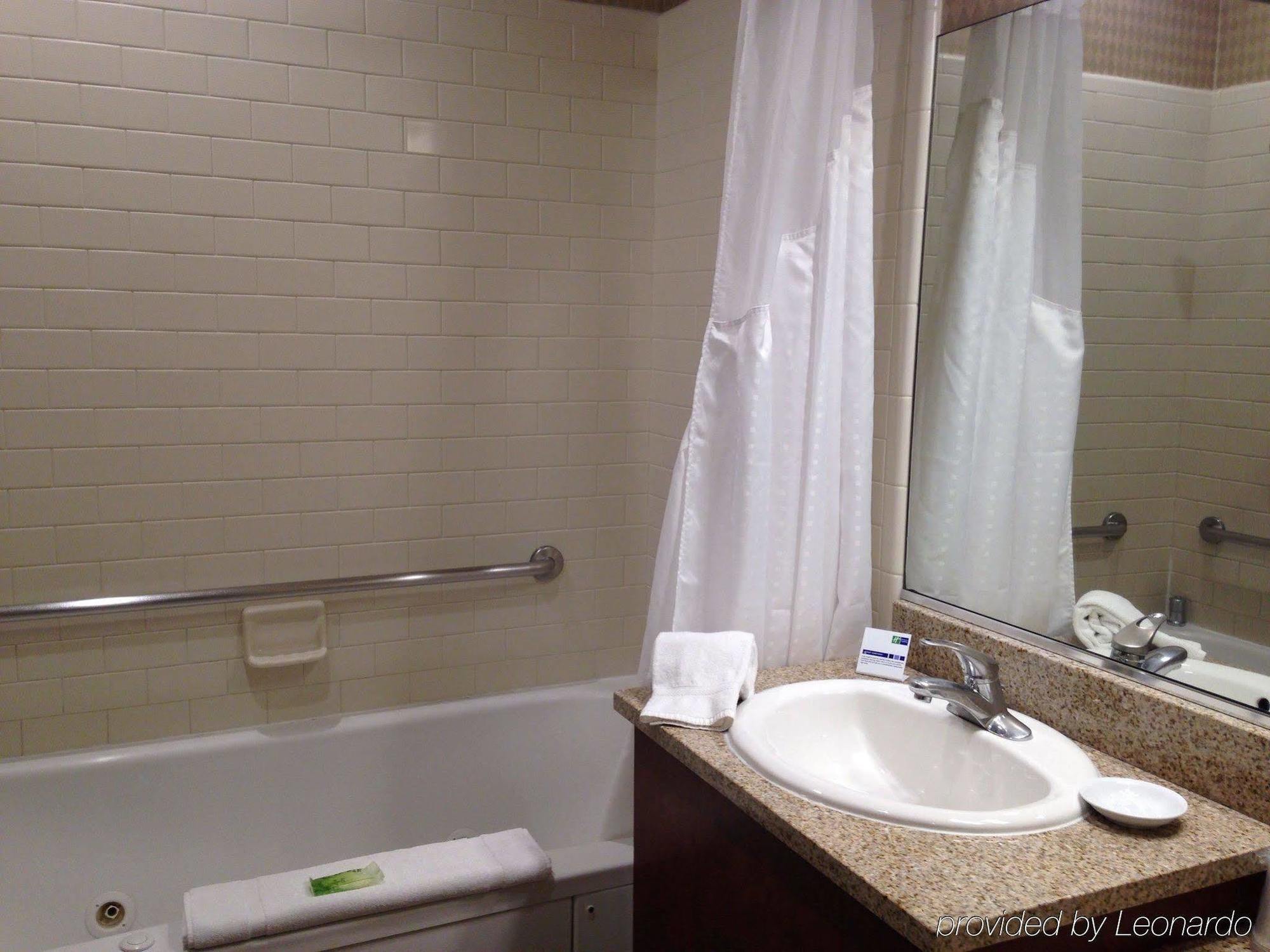 Hotel Holiday Express & Harbor By Ihg