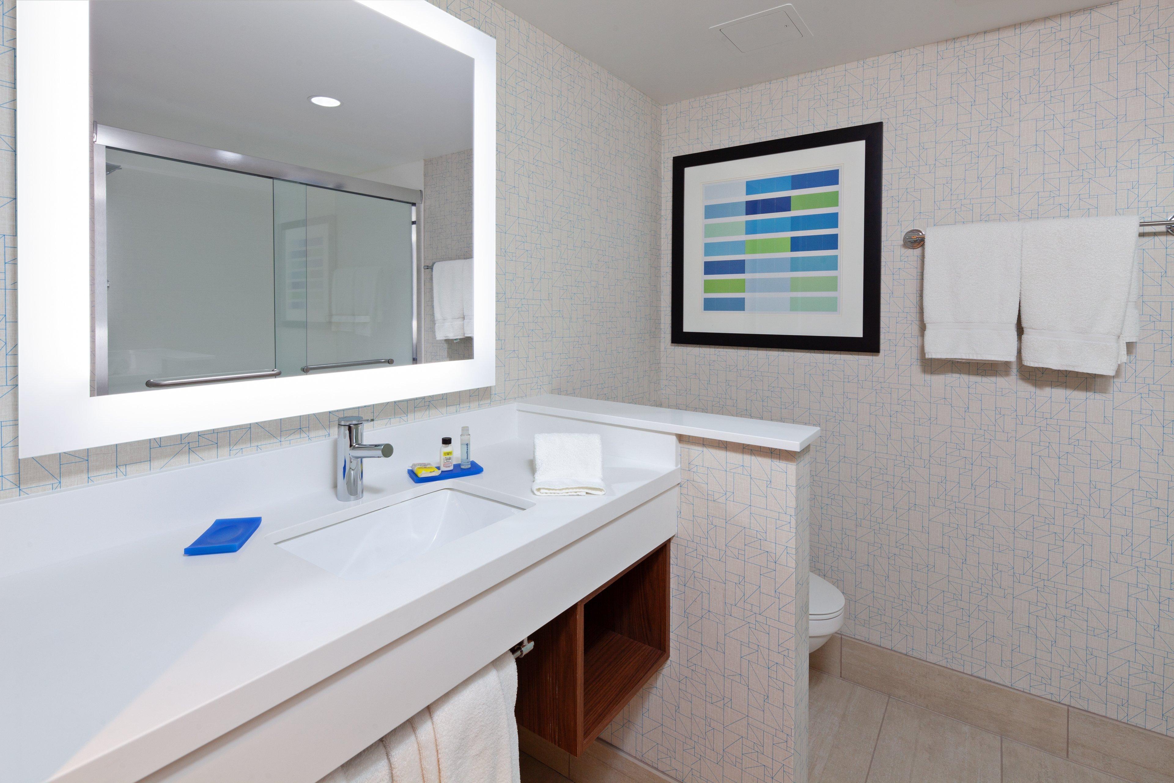 Holiday Express & Harbor By Ihg Hotel 2*