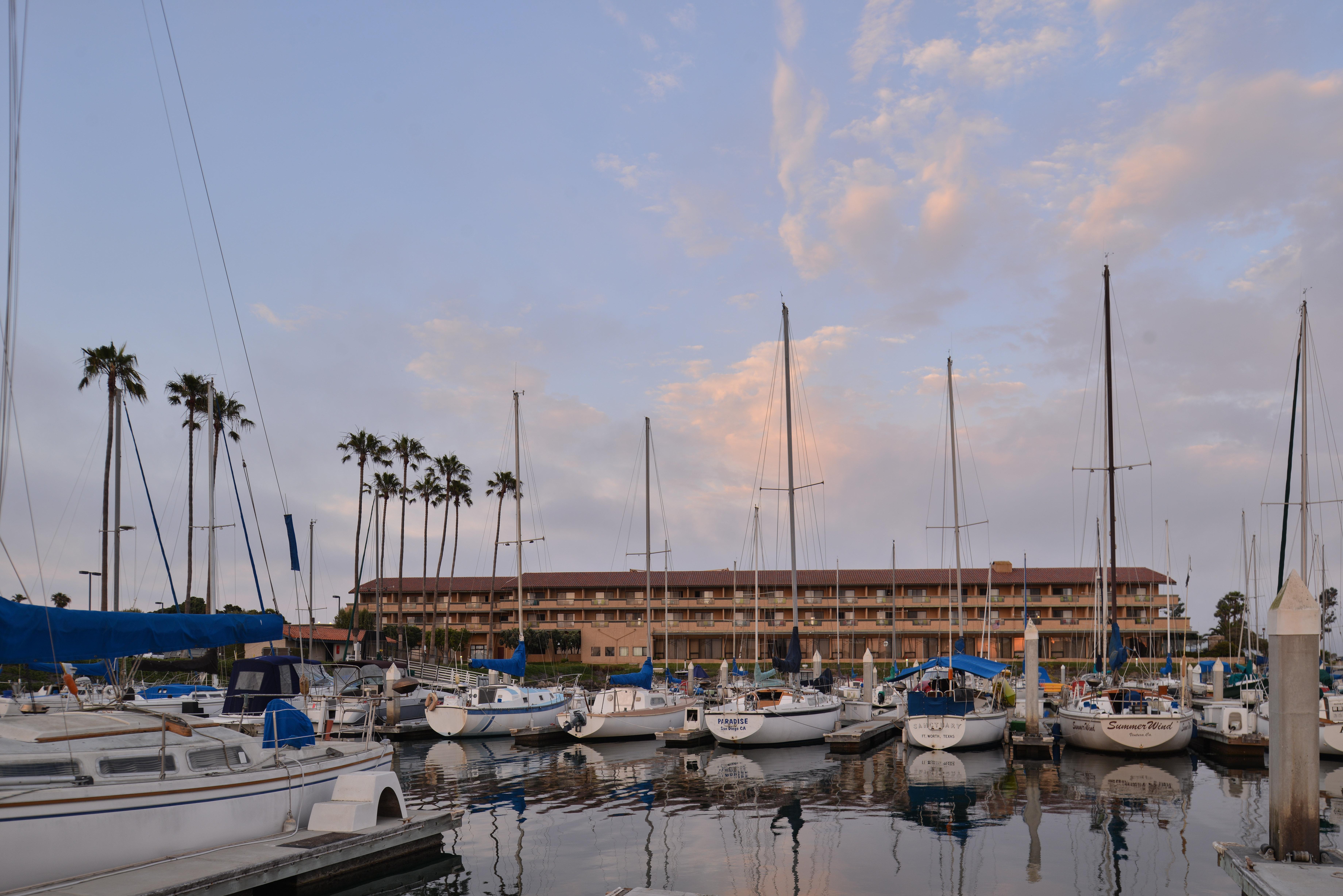Holiday Express & Harbor By Ihg Hotel 2*